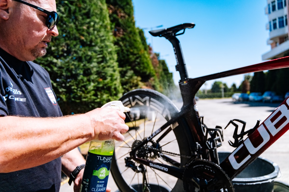 Tunap Sports ist offizieller Ausrüstungspartner des UCI World Tour Teams Intermarché-Wanty sowie des UCI Continental Development Teams Wanty-NIPPO-Re-Zu. Tunap Sports hochwertige Produkte für erstklassige Fahrradreinigung und -pflege